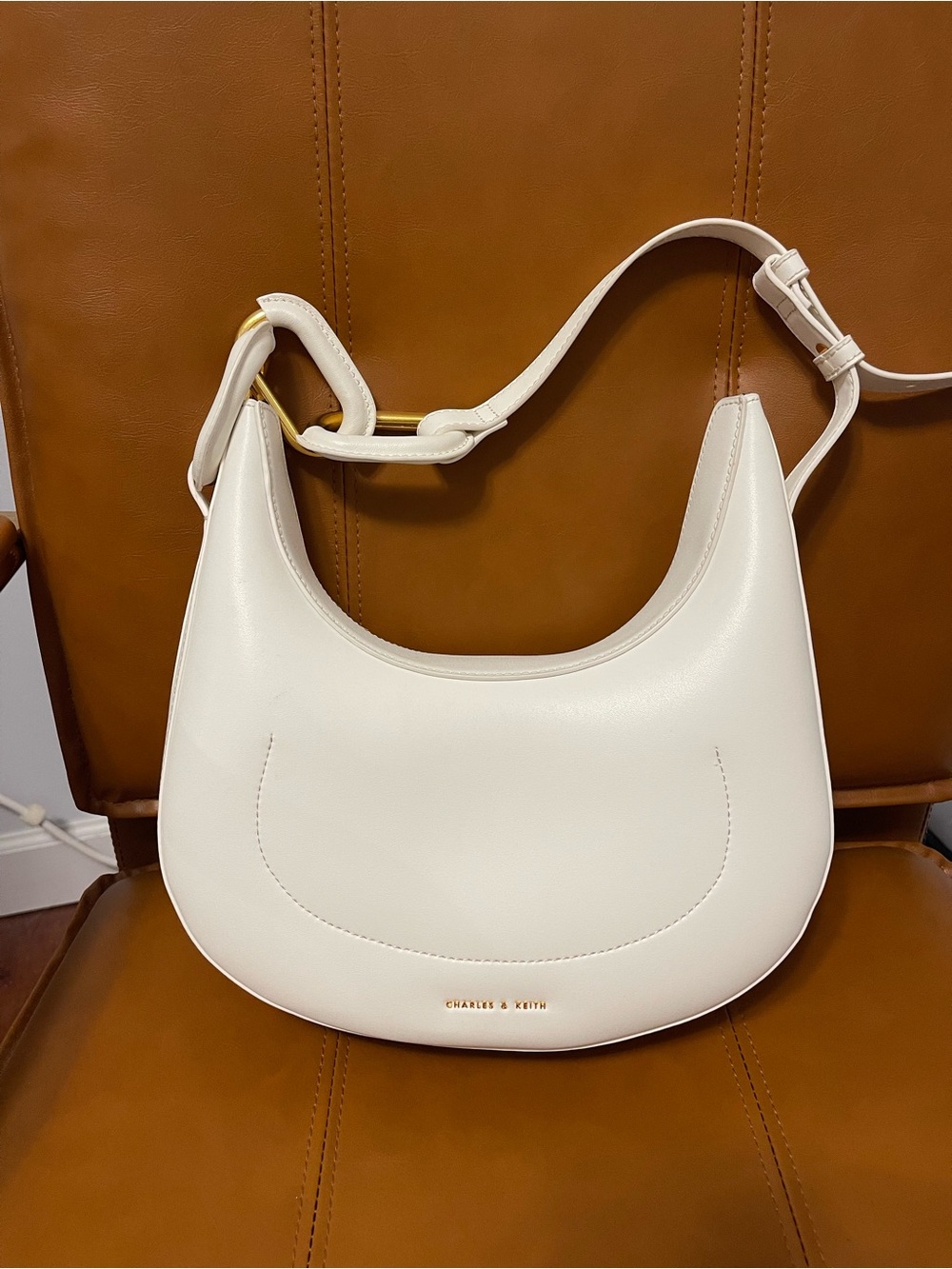 CHARLES & KEITH WHITE SHOULDER BAG CHAIN ACCENT